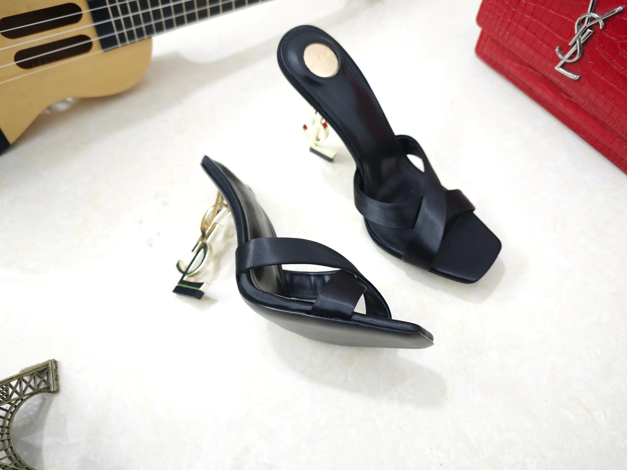 👟👟Ex-factory price 540👟👟【Saint Laurent】Yves Saint Laurent, high-heeled YSL high heels💃2025 early spring counter synchronizes the latest styles, YSL, decoration👠 Classic and high-quality glamorous masterpieces, the hottest autumn and winter series in the counter, with temperament, fashion, classic and attractive design style 😌The effect on the feet is particularly beautiful〰️, the materials are imported from Italy 🇮🇹 calf, imported black sheepskin, lining, and foot pads; sheepskin, stiletto high heels, size 35-41 (34.41.42 must be customized, non-refundable) outsole; imported genuine leather outsole, with full counter packaging